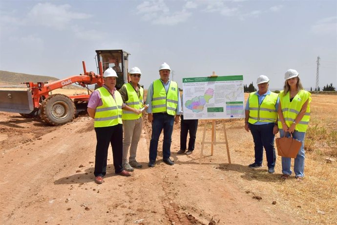 Visita a las obras de mejora de la vía pecuaria Cañada Real de los Potros a su paso por Darro.