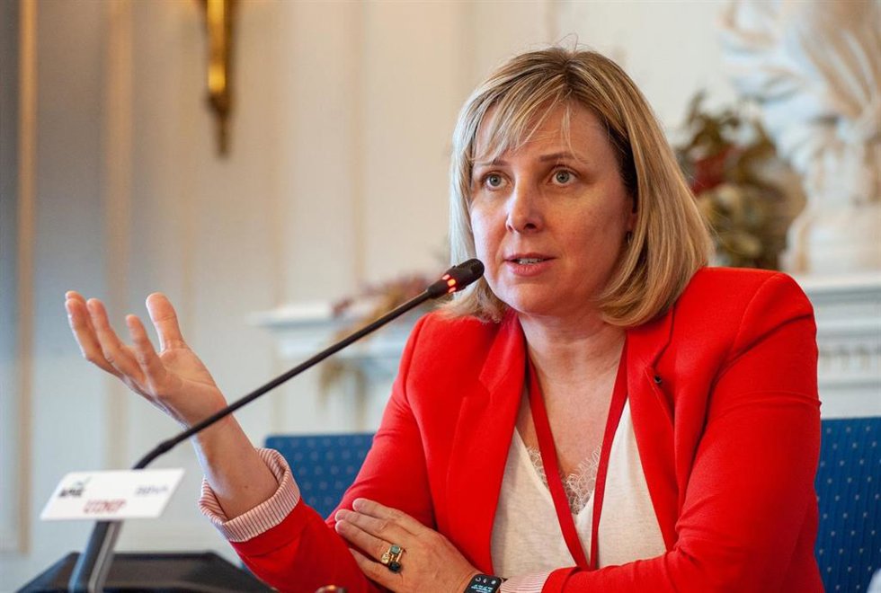 Patricia Suárez, presidenta de Asufin, durante su intervención en el curso de verano organizado por la APIE en la UIMP de Santander.