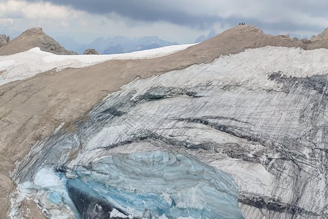 03 July 2022, Italy, Marmolada: Rescuers search for victims after a large chunk of a glacier broke loose and slammed into hikers on the Marmolada mountain in the eastern Dolomites. Photo: -/APA/NATIONALE ALPINE RETTUNGSEINKEIT/dpa - 