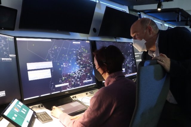 Archivo - Controladores aéreos de Enaire aprueban las primeras unidades producidas de la nueva posición de control iFOCUCS.