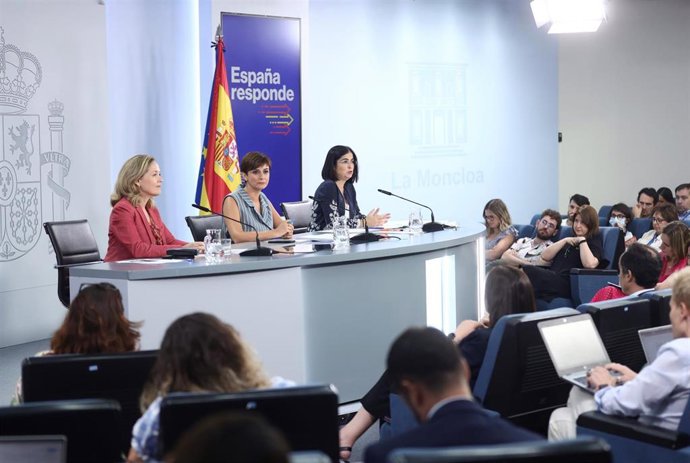La vicepresidenta primera y ministra de Asuntos Económicos, Nadia Calviño; la ministra Portavoz, Isabel Rodríguez y la ministra de Sanidad, Carolina Darias.