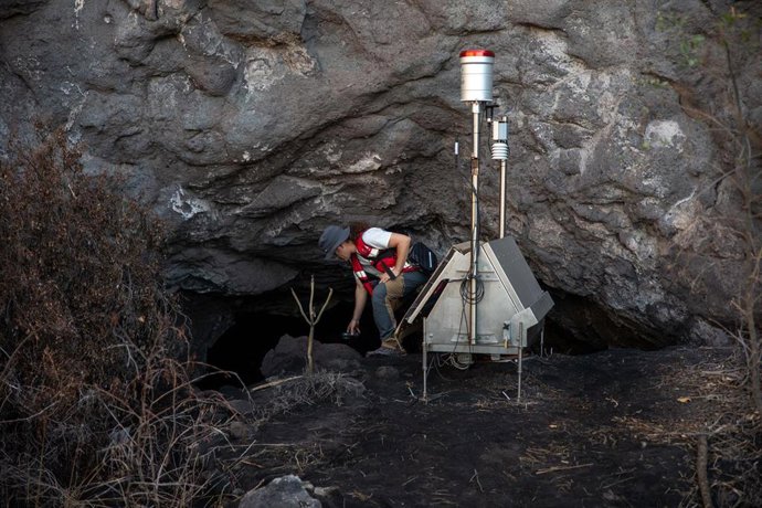 Archivo - El vulcanólogo, Victor Villasante, mide la concentración de dióxido de oxígeno junto a una estación de medición de INVOLCAN, a 16 de febrero de 2022, en Los Llanos de Aridane, La Palma, Canarias (España). El Instituto Geográfico Nacional (IGN)