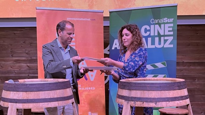 Firma del convenio de Canal Sur para el Festival de Cine realizado por Mujeres 'Generamma'.