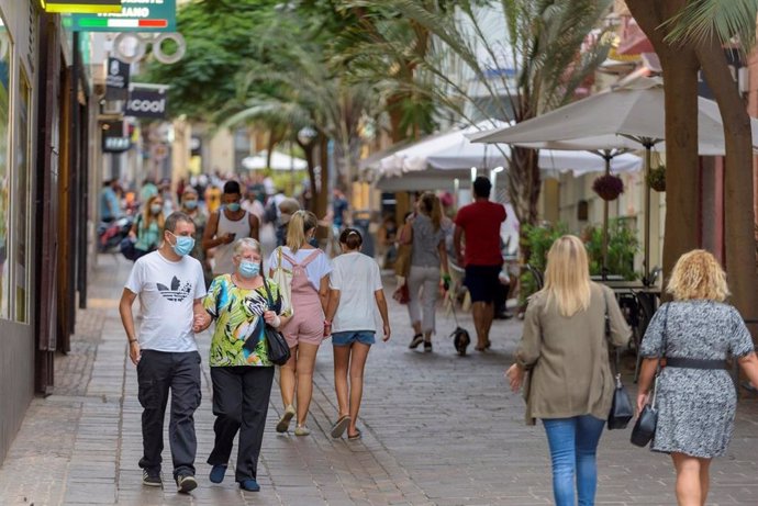 Archivo - Gente con mascarilla paseando por la calle Teobaldo Power,  en Santa Cruz de Tenerife