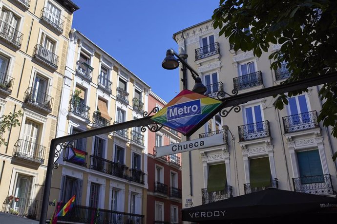 Archivo - Parada del metro del barrio de Chueca con los colores de la bandera LGTBI.