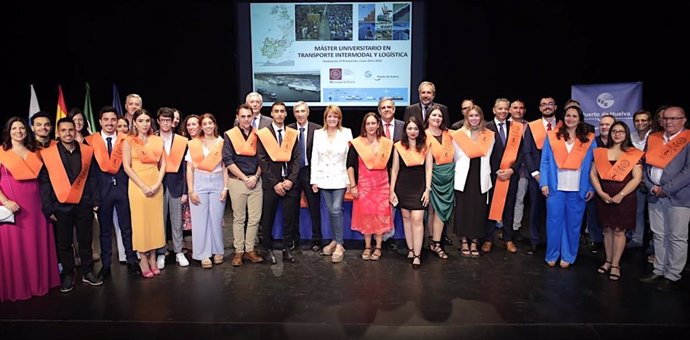 Las Cocheras del Puerto ha acogido el acto de graduación de la primera promoción del Máster Universitario en Transporte Intermodal y Logística de la Universidad de Huelva.