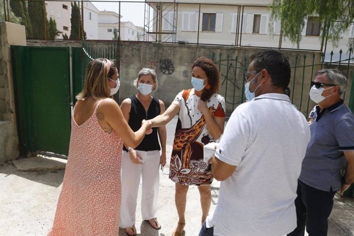 La presidenta del Consell de Mallorca, Catalina Cladera, en una visita a los servicios ubicados en Ca l'Ardiaca.