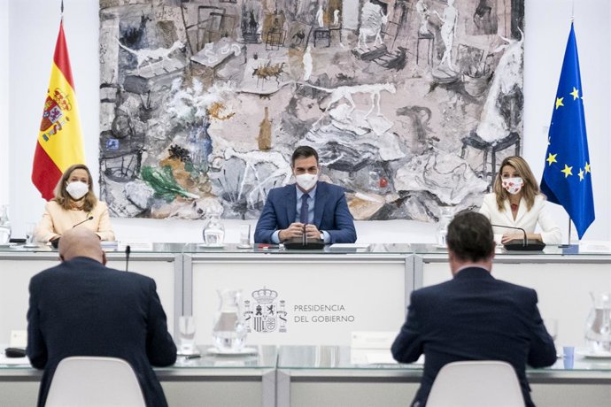 Archivo - (I-D) La ministra de Economía, Nadia Calviño; el presidente del Gobierno, Pedro Sánchez; y la ministra de Trabajo, Yolanda Díaz, presiden una reunión con los agentes sociales para el Plan de Recuperación, Transformación y Resiliencia, en el Co