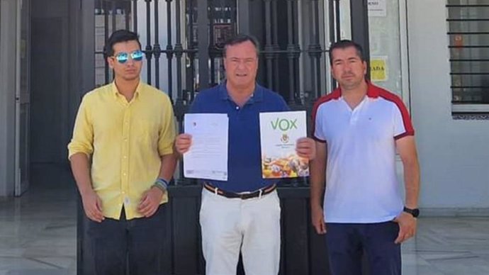 El portavoz de Vox en Espartinas, Rafael García, con el escrito en el que pide que se aclare el coste de la celebración del Día del Orgullo.