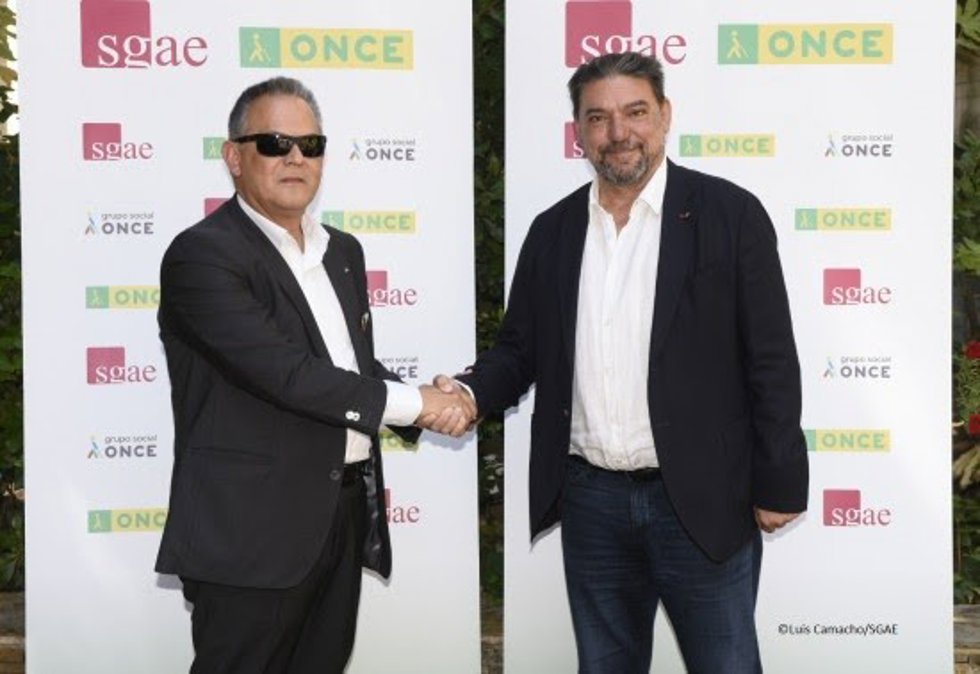 Ángel Luis Gómez Blázquez, director de Promoción Cultural, Atención al Mayor, Juventud, Ocio y Deporte de la ONCE, a la izquierda de la imagen,  y Antonio Onetti, presidente de SGAE, tras la firma del convenio.