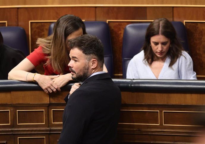 El portavoz de Esquerra Republicana (ERC) en el Congreso, Gabriel Rufián, junto a la ministra de Igualdad, Irene Montero, y la ministra de Derechos Sociales, Ione Belarra.