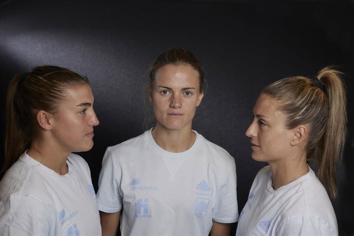 (I-D) Las futbolistas españolas y capitanas de la selección, Patricia Guijarro, Irene Paredes y  Alexia Putellas posan para Europa Press, en el Hyatt Regency Hesperia Madrid, a 15 de junio de 2022, en Madrid (España). La jugadora de la selección español