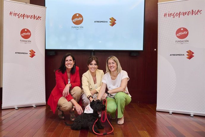 La directora de la Fundación Affinity, Isabel Buil, y la directora general Corporativa de Atresmedia y directora de la Fundación Atresmedia, Patricia Pérez, firmado un acuerdo de colaboración para el lanzamiento de la campaña de concienciación