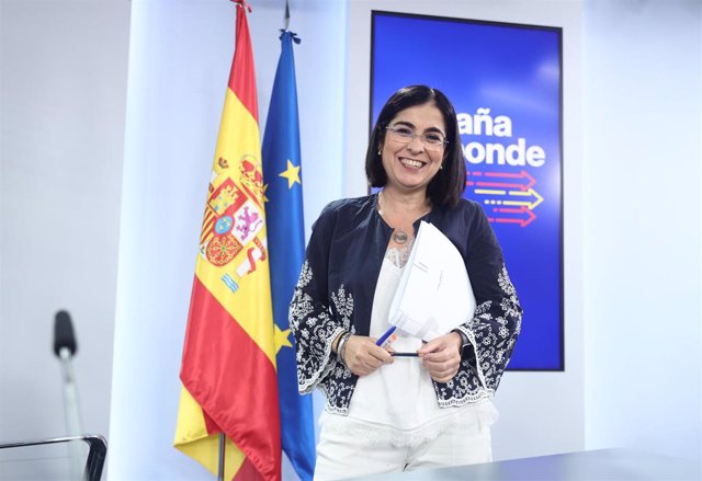 La ministra de Sanidad, Carolina Darias, a su salida de una rueda de prensa, posterior al Consejo de Ministros, en el Complejo de la Moncloa, a 5 de julio de 2022, en Madrid (España). Durante el Consejo de Ministros, el Gobierno ha aprobado la estabilizac
