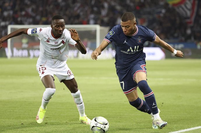 Archivo - Kylian Mbappe of PSG, Pape Matar Sarr of FC Metz (left) during the French championship Ligue 1 football match between Paris Saint-Germain (PSG) and FC Metz on May 21, 2022 at Parc des Princes stadium in Paris, France - Photo Jean Catuffe / DPPI