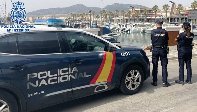 Dos agentes de la Policía Nacional en el puerto de Melilla