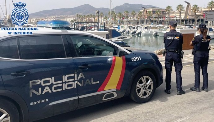 Dos agentes de la Policía Nacional en el puerto de Melilla