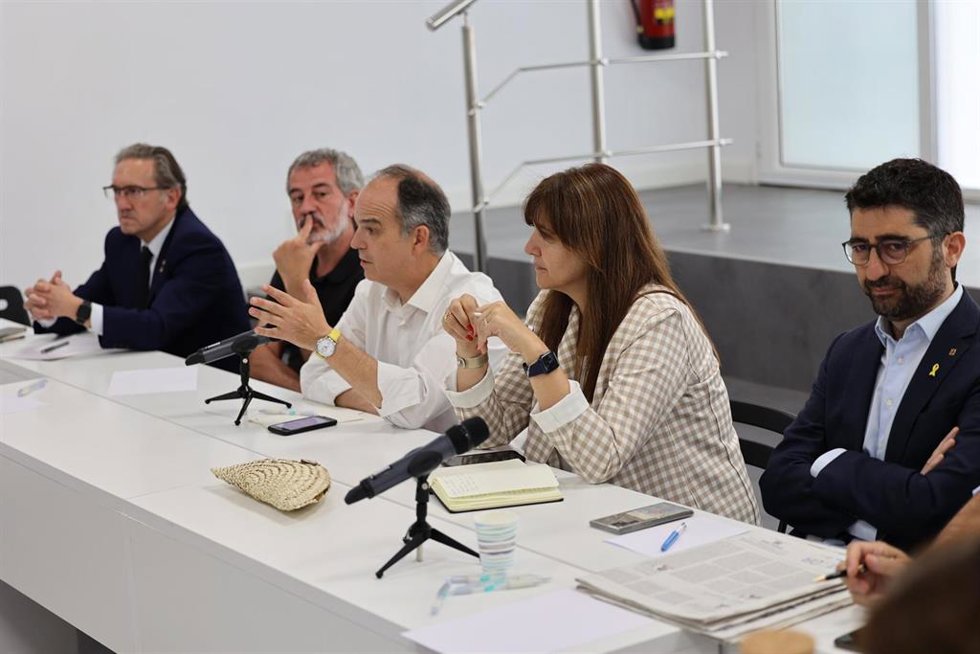 La presidenta de Junts, Laura Borrs, y el secretario general, Jordi Turull, encabezan la reunión de la ejecutiva acompañados del secretario de Organización, David Torrents