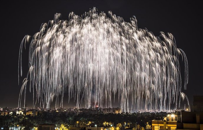 Archivo -    La Asociación de Amigos de la Nit de l'Alb de Elche (Alicante) retransmitirá por noveno año consecutivo el espectáculo pirotécnico de las fiestas para que cualquier ilicitano que esté fuera de la ciudad el próximo 13 de agosto o cualquier 