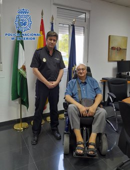 El comisario principal jefe provincial, Carlos E. Serra Uribe, y el presidente de la Asociación 'Cota 0', Javier García, durante su encuentro.
