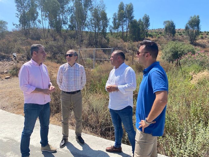 El alcalde de San Silvestre de Guzmán, José Alberto Macarro, ha recibido al delegado en funciones de la Junta de Andalucía en Huelva (izq), Álvaro Burgos, para mostrarle el estado de las obras de asfaltado del camino de Valderrasco.