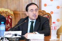 Albares recibe el informe de la Comisión de la Verdad en Colombia de manos de varios de sus miembros