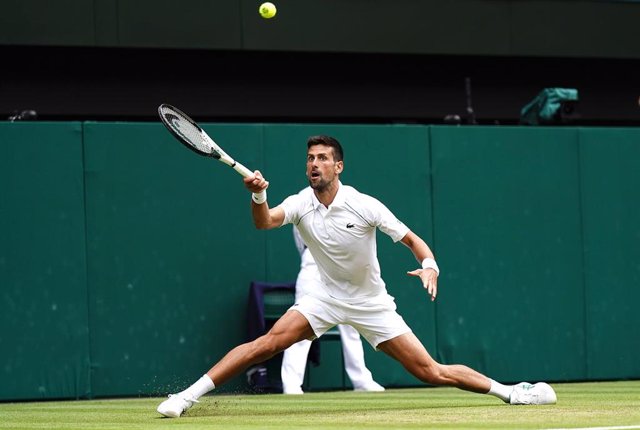 El tenista serbio Novak Djokovic remontó al italiano Jannik Sinner para alcanzar las semifinales del torneo de Wimbledon de 2022 en el All England Club.