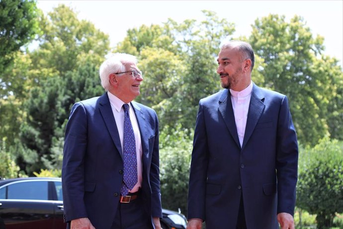 Archivo - El Alto Representante de la Unión Europea para la Política Exterior, Josep Borrell, junto al ministro de Exteriores iraní, Hosein Amirabdolahian, durante una visita a Teherán