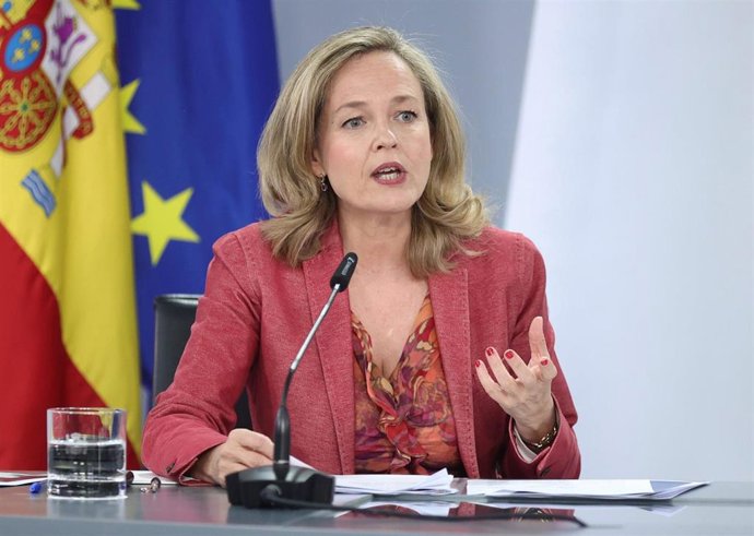 La vicepresidenta primera y ministra de Asuntos Económicos, Nadia Calviño, en una rueda de prensa, posterior al Consejo de Ministros, en el Complejo de la Moncloa, a 5 de julio de 2022, en Madrid (España).