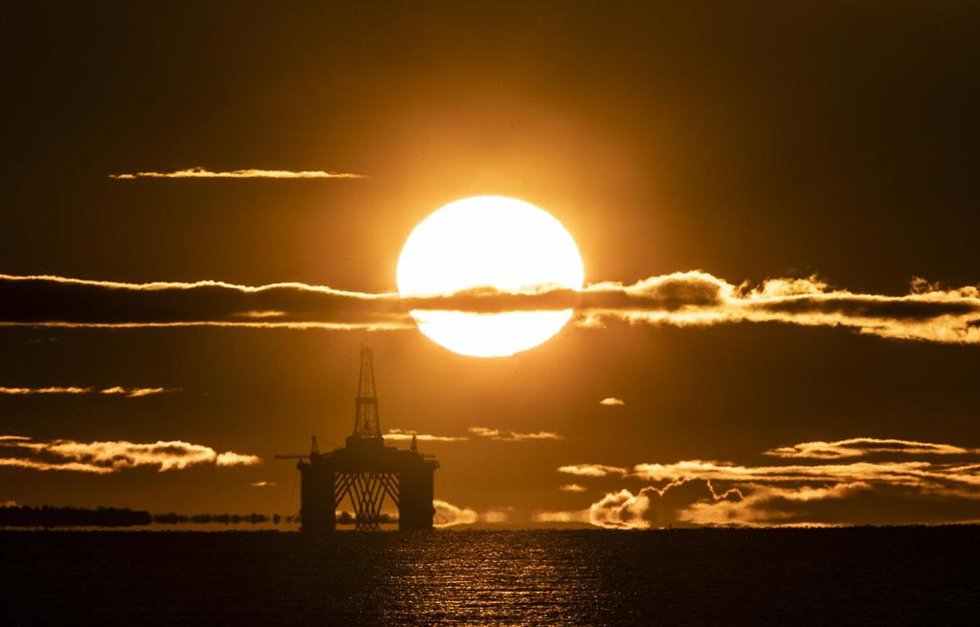 Archivo - 27 April 2020, Scotland, Kirkcaldy: The sun rises behind a redundant oil platform moored in the Firth of Forth near Kirkcaldy. Photo: Jane Barlow/PA Wire/dpa