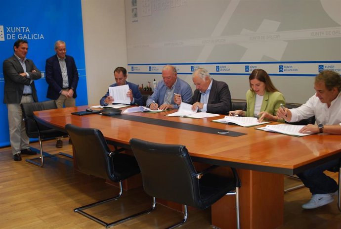 El director de la Axencia Galega de Calidade Alimentaria, José Luis Cabarcos, y el director xeral de Gandaría, Agricultura e Industrias Agroalimentarias, José Balseiros, han firmado convenios de colaboración con los presidentes de los consejos regulador