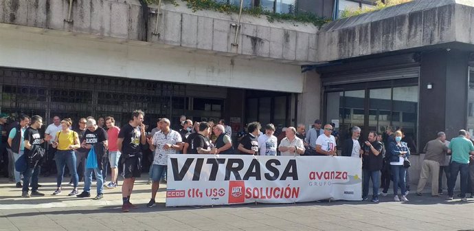 Archivo - Concentración de trabajadores de Vitrasa, el 3 de junio de 2022, en la Praza do Rei de Vigo.