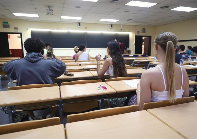 Varios estudiantes en un aula de la Facultad de Matemáticas