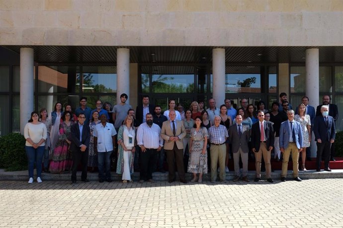 Carnero junto con representantes de las ONG más representativas de la Comunidad.
