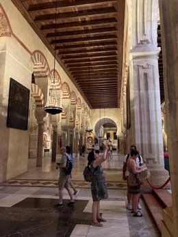 Turistas en el interior de la Mezquita-Catedral de Córdoba.