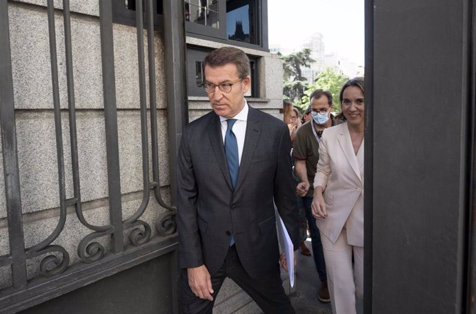 El presidente del PP, Alberto Núñez Feijóo y la secretaria general y portavoz del PP, Cuca Gamarra, a su llegada al Congreso de los Diputados, a 5 de julio de 2022, en Madrid (España). 