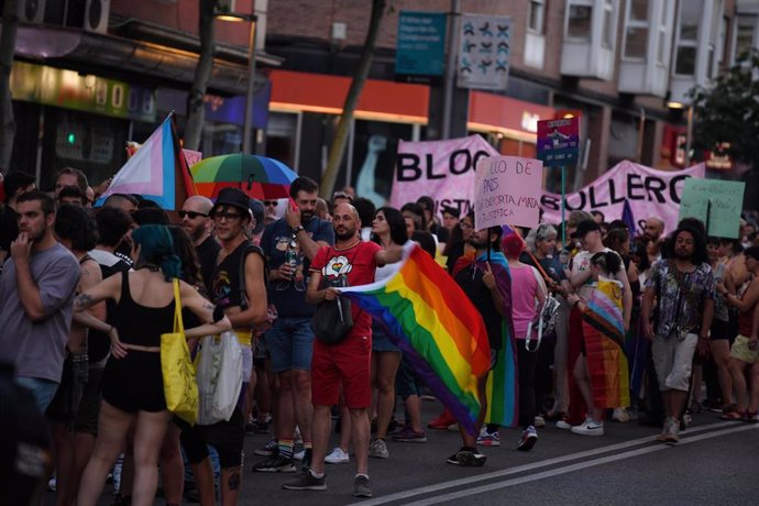 Un grupo de personas con pancartas durante una manifestación del Orgullo