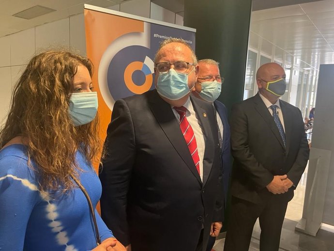 El consejero de Sanidad, Alejandro Vázquez, antes del acto de entrega de la V edición de la entrega de los premios 'OAT Adherencia' celebrada en el Complejo Asistencial Universitario de León (CAULE).