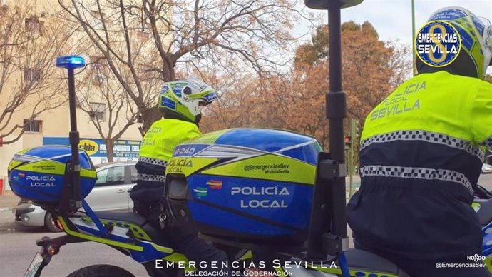 Archivo - Motoristas de la Policía Local hispalense