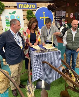 Marcos Grana, Director De Makro; Begoña López, Directora General Desarrollo Rural Y Agroalimentación; Eduardo Pérez, Director De Relaciones Institucionales De La Firma En España, Y Asier Bárcena, Director Regional De La Zona Norte De Makro.