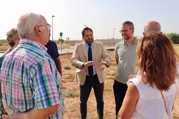 Núñez ejemplifica ante el solar vacío donde Page prometió un Centro de salud "el abandono" de la Sanidad regional