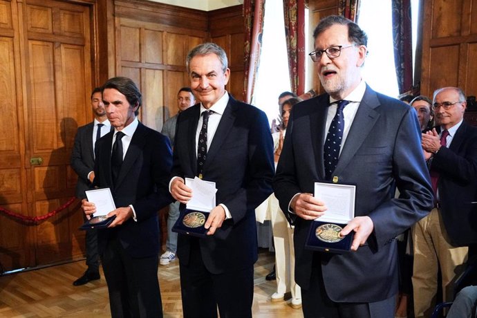 (I-D) Los expresidentes del Gobierno José María Aznar, José Luis Rodríguez Zapatero y Mariano Rajoy posan con sus medallas conmemorativas del 90 aniversario de la UIMP, en el Hall Real del Palacio de la Magdalena