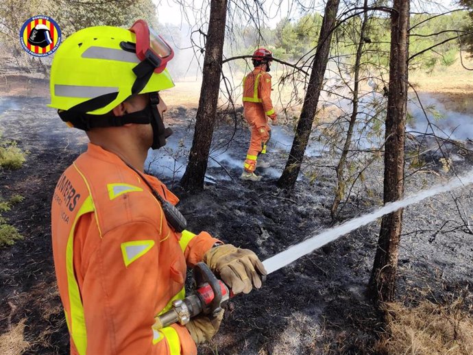 Un bombero trabaja en el incendio de Venta del Moro (Valencia)