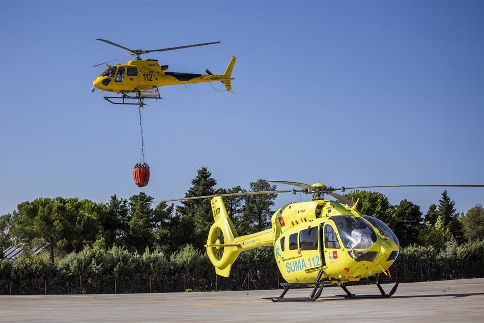 Archivo - Dos helicópteros en el Parque de Bomberos de Las Rozas