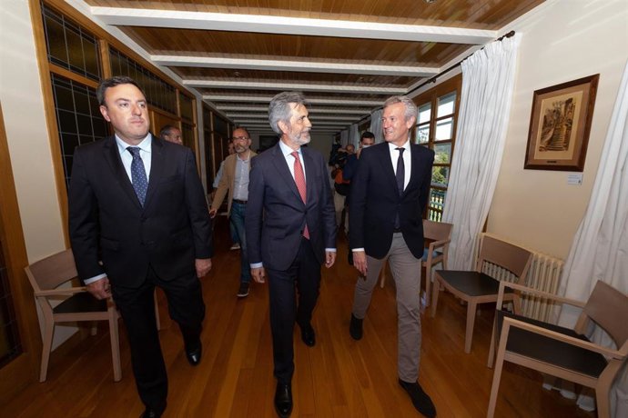 De izquierda a derecha: el presidente de la Diputación de A Coruña, Valentín González Formoso; el del Consejo General del Poder Judicial (CGPJ), Carlos Lesmes; y el de la Xunta, Alfonso Rueda; en las XXIV Escuela de Verano.