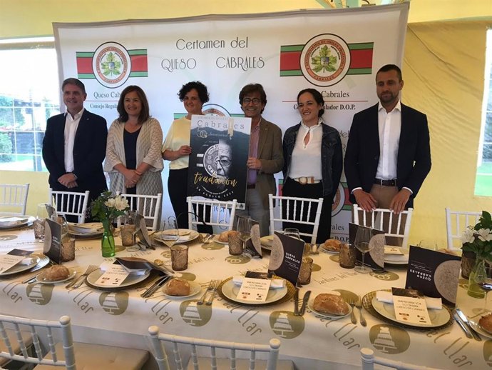 El Director agricultura y pesca, Enrique Rodríguez; la Directora general desarrollo rural, Begoña López; la presidenta DOP Cabrales, Jessica López; el Alcalde de Cabrales, Jessica López; la propietaria de Arangas, Andrea Fernández; e Ivan Suárez.