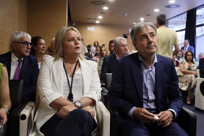 La hermana de Miguel Ángel Blanco, asesinado por ETA, María del Mar Blanco, y el presidente de la Fundación Víctimas del Terrorismo, Tomás Caballero; asisten a la inauguración de la exposición El terror a portada. 