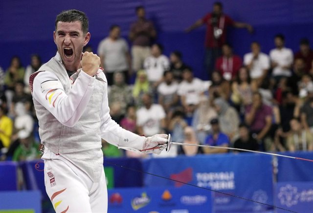 El español Carlos Llavador celebra una victoria en uno de sus combates de florete en los Juegos Mediterráneos de Orán