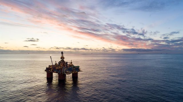 Archivo - Equinor's Storre, plataforma petrolera en el Mar de Noruega, con otras plataformas petroleras visibles en el horizonte