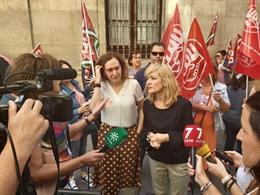 Archivo - Las secretarias generales de CCOO-A y UGT-A, Nuria López y Carmen Castilla, participaban en 2019 en una concentración en Sevilla por la Jornada Mundial por el Trabajo Decente. Imagen de archivo.